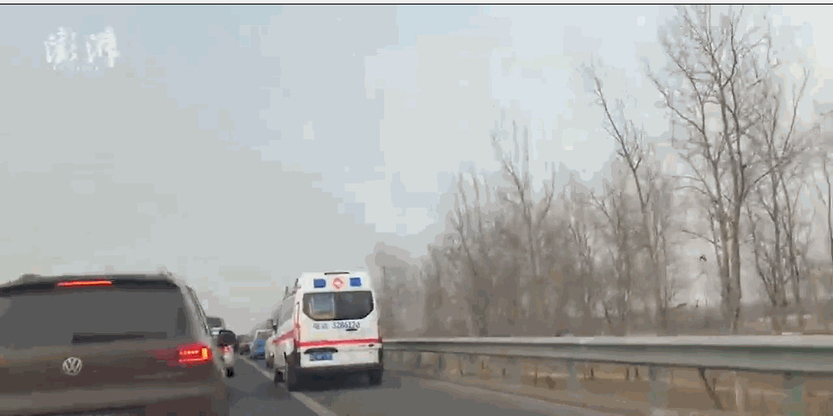 应急车道上，救护车被阻。