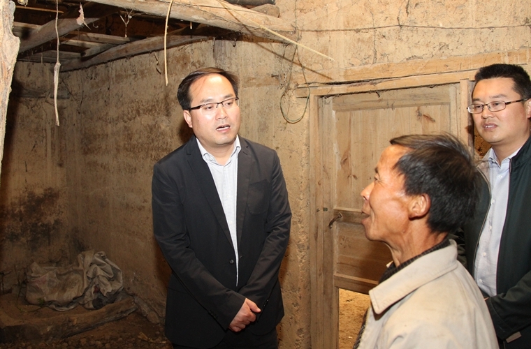 县长叶稳太到巴山镇,盐场镇调研检查脱贫攻坚工作