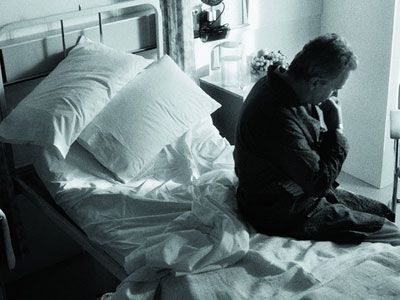 中风病人急救方法,3个动作教你及时识别中风症状