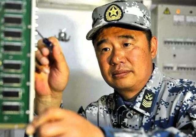 长见识!部队里面的兵王是几级士官,要服役多