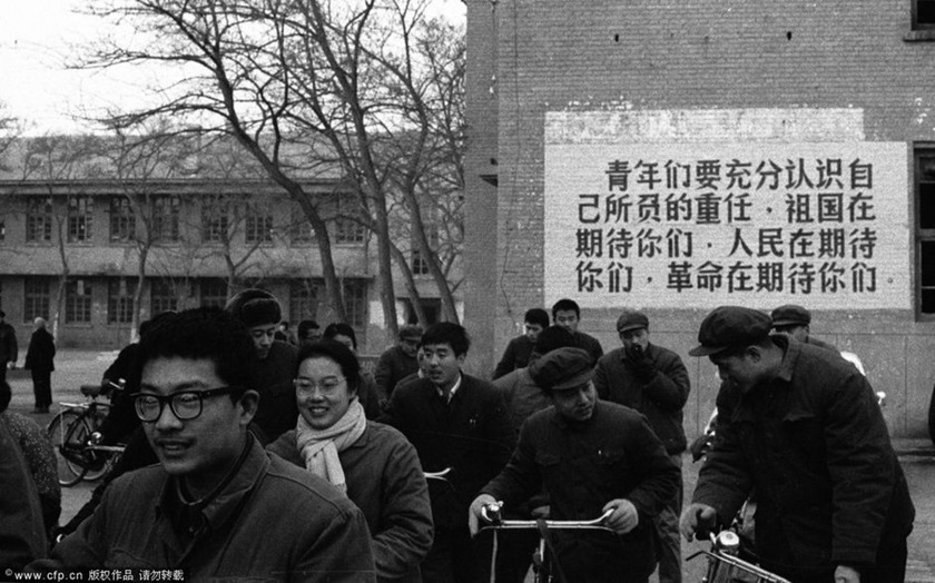 1977年，在北京考点外的标语：青年们要充分认识自己所负的重任，祖国在期待你们，人民在期待你们，革命在期待你们。