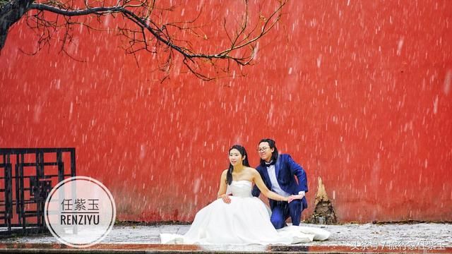 北京终于下雪 这对儿情侣在故宫红墙拍下超美