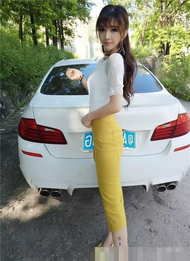 这棵草太亮眼了，妹子居然没有发现