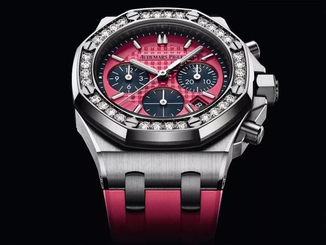 刘强东戴着白手套 上门给李先生送爱彼腕表