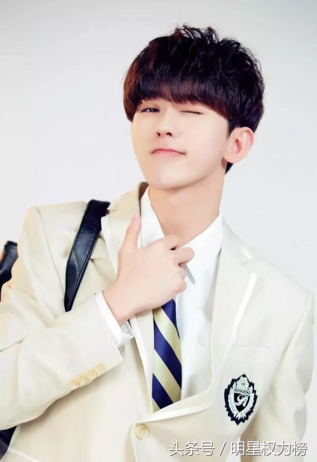 王俊凯蔡徐坤易烊千玺,细数男明星校服造型,最
