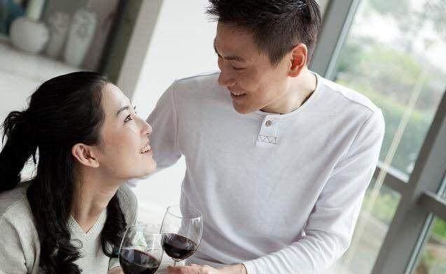 前妻回来找我借3万看病,我给她一张银行卡,她