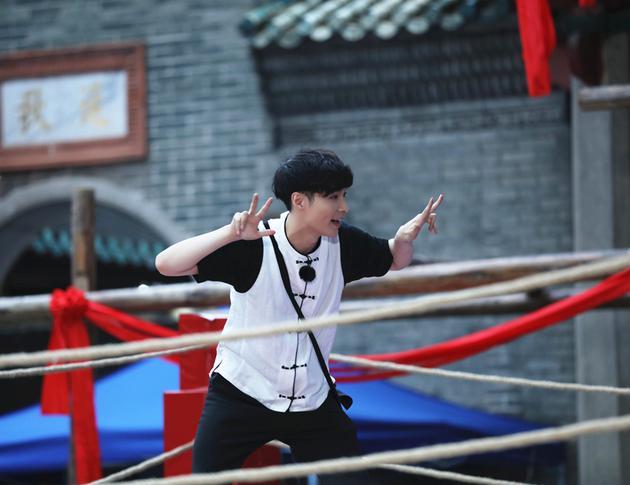 张艺兴《极挑》遭整蛊 床塌了也要抱紧孙红雷