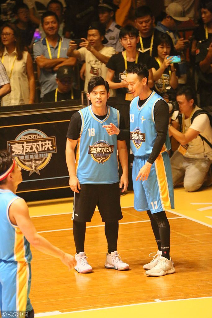 周杰伦与王阳明商讨战术。