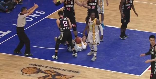 刘铮蹬腿郭艾伦急了!裁判:一个技术犯规一个违体犯规