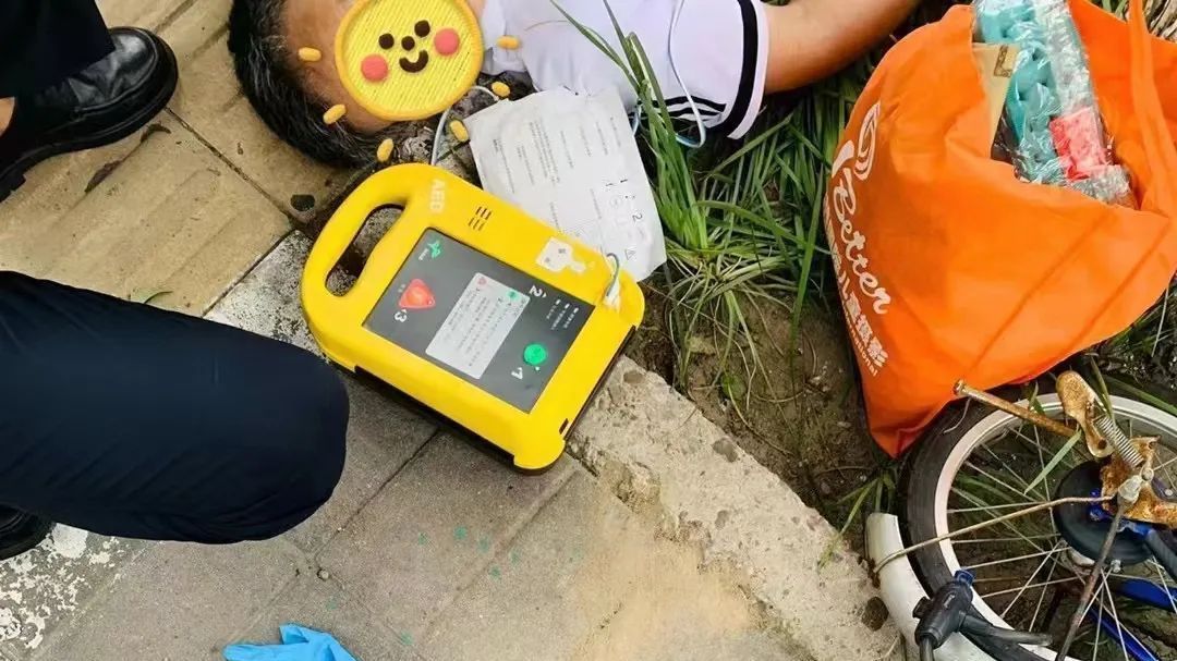 北京朝阳医院护士李沫街头抢救呼吸心跳骤停老人 北京朝阳医院护士李沫街头抢救呼吸心跳骤停老人