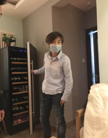 她曾参加06届超女红极一时 如今疑沦为服务员