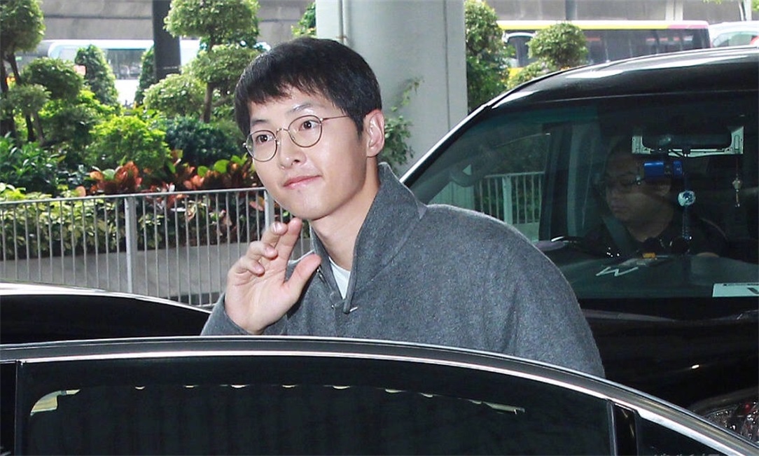 宋仲基素颜抵港将出席mama 婚后幸福肥脸圆了整整一圈