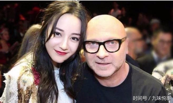 迪丽热巴微博晒旅游靓照,大长腿性感又修长依