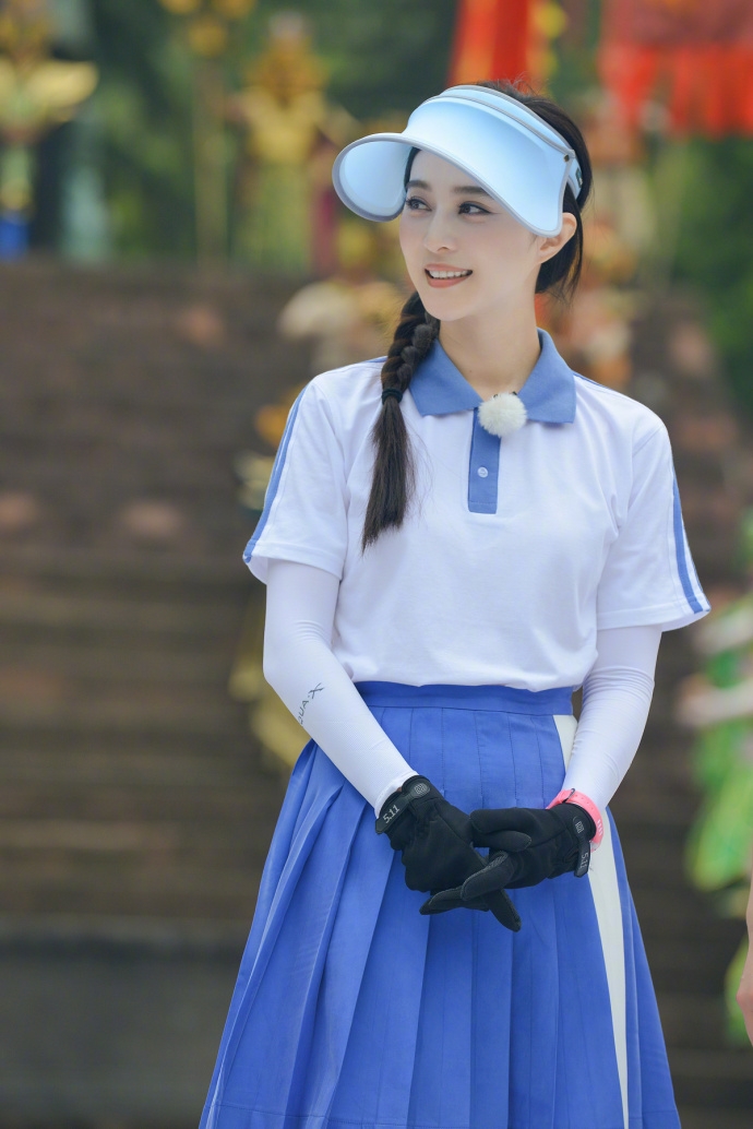 范冰冰穿中学生校服梳麻花辫 清凉水嫩毫无违和感