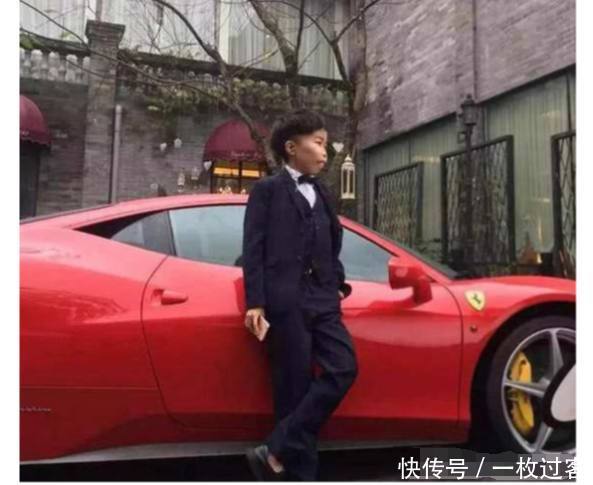 他曾是快手一哥,美女豪车无数,这么丑女友还这