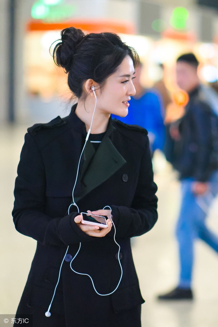 谢娜现身机场.网友:面带桃花,一定有喜事发生.