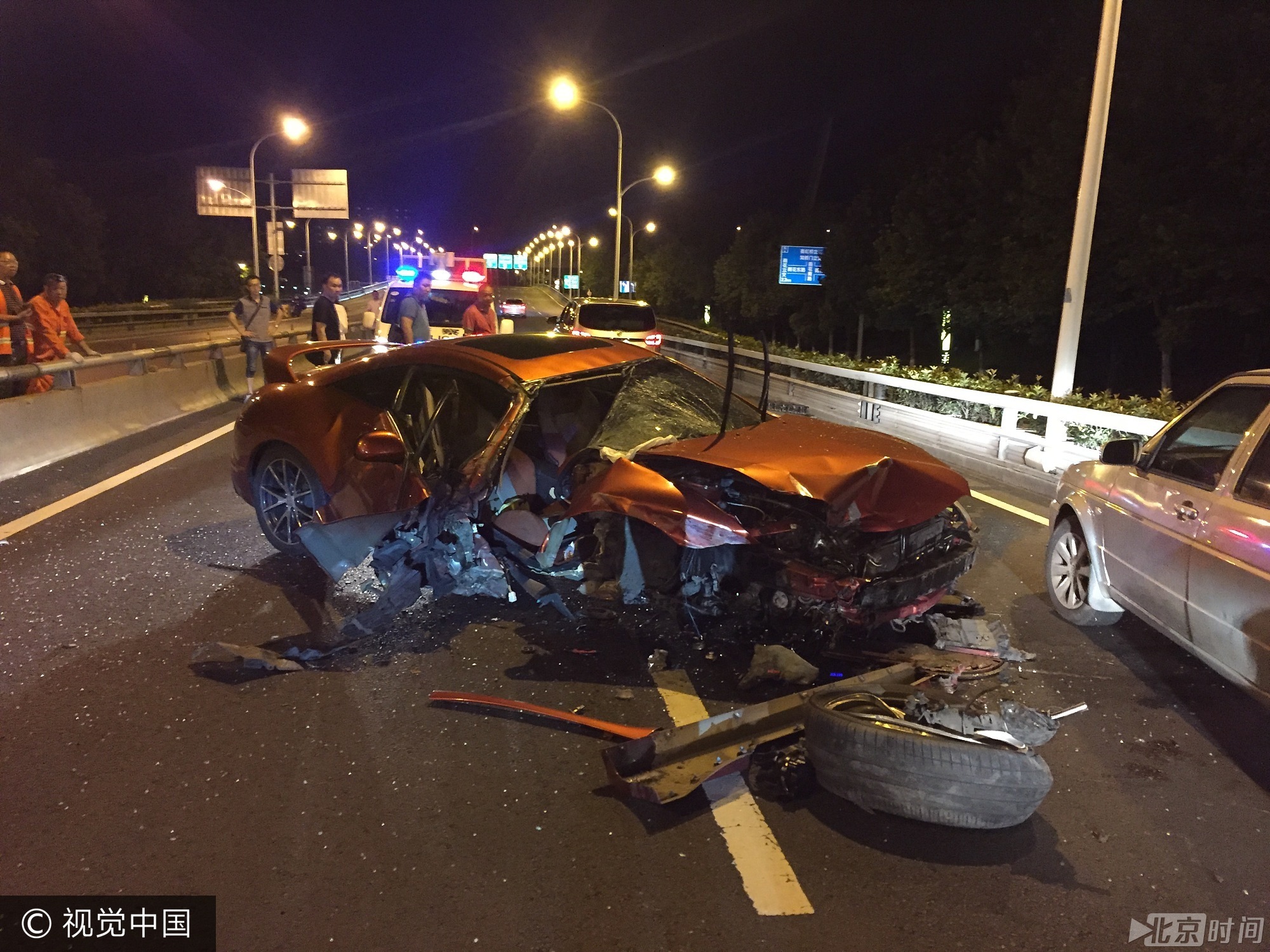 男女驾车发生争执抢夺方向盘 车毁人伤