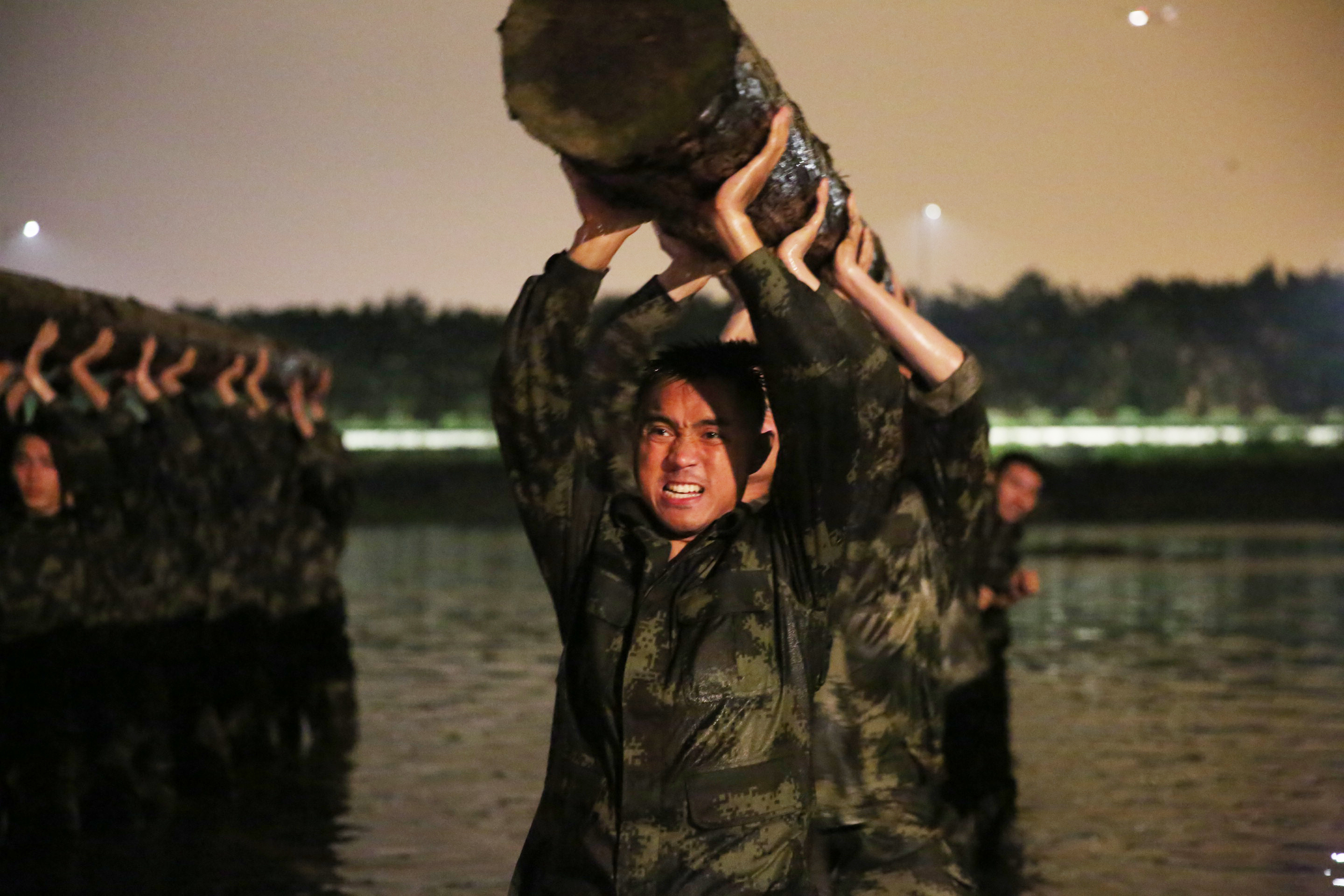2017年3月20日至26日，武警广东省总队组织数百名特战队员在全省分6个片区展开为期一周的“魔鬼周”极限训练。这是特战队员进行圆木托举训练。潘桂添摄