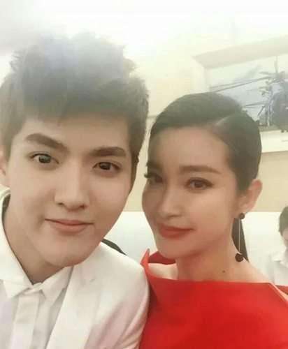 吴亦凡和范冰冰的感情非常好,他管范冰冰叫姐姐.