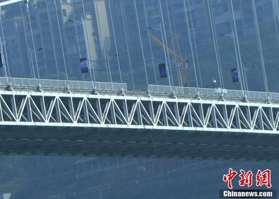 重庆坠江大巴救援仍在继续 责任该由谁来承担