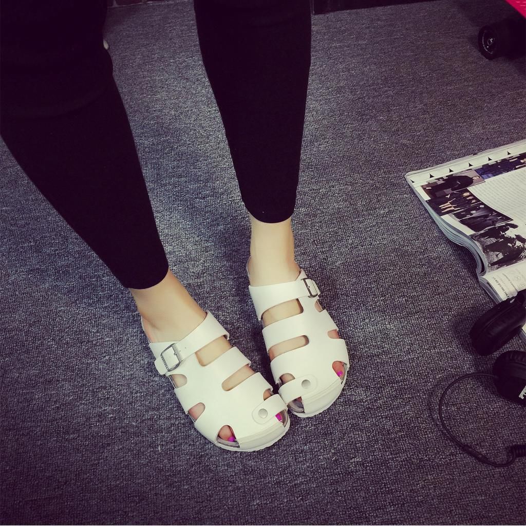 姑娘,别再傻傻穿累脚的大高跟鞋,现在都穿好看