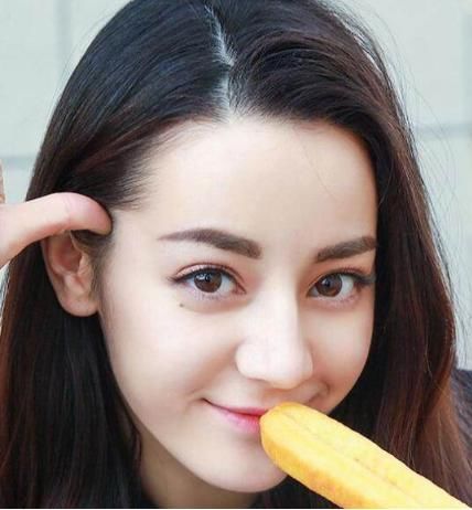 2,特别喜欢热巴的眼睛,好清澈!无杂质,少数民族的她,眼睫毛也比较长.