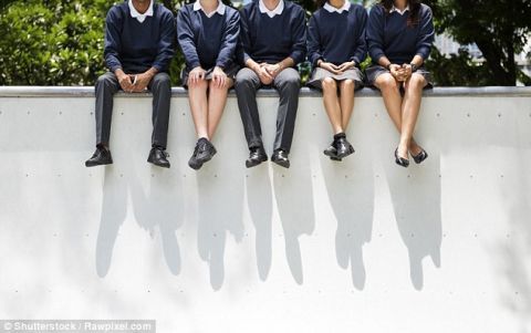 男孩能穿裙子上学吗?私立学校因坚持传统的统