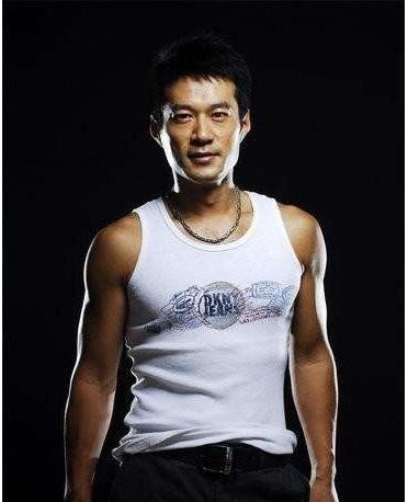 都说有胸毛的肌肉男有美女相伴,但是他近五十