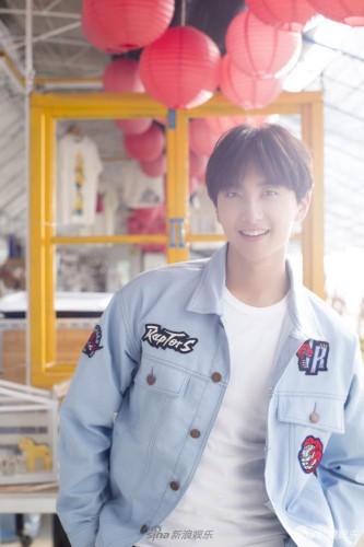 组图:牛骏峰微博晒新照 衬衫配黑裤帅气迷人