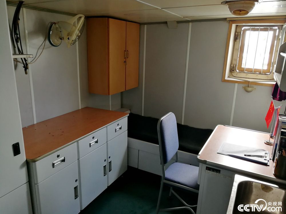 舰长、政委的房间也比较紧凑,办公桌就在床铺的一旁。(记者 袁育堃 报道)