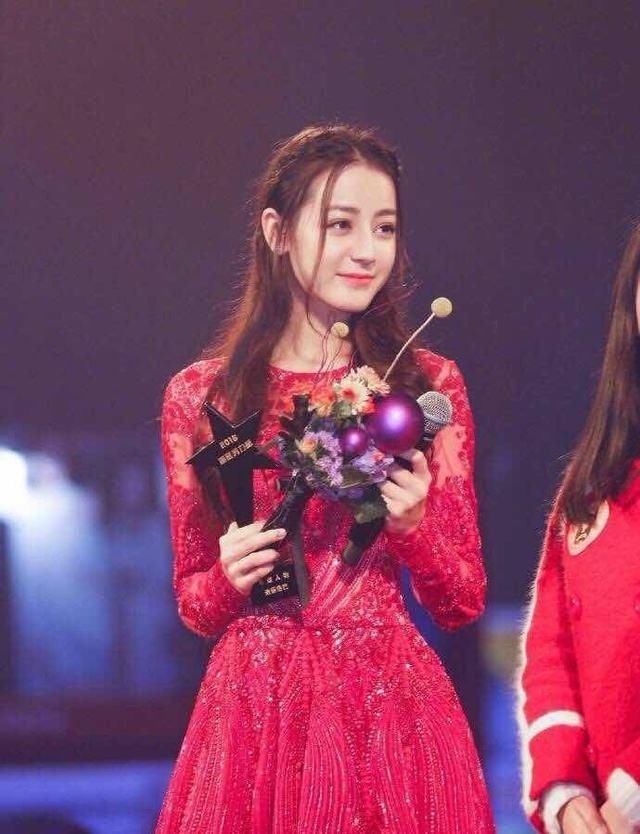 关晓彤 迪丽热巴礼服照,网友:一个高贵优雅,一个