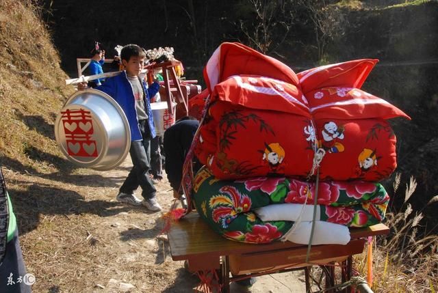 丈母娘收了五十万礼金,结婚当天看到了这些陪