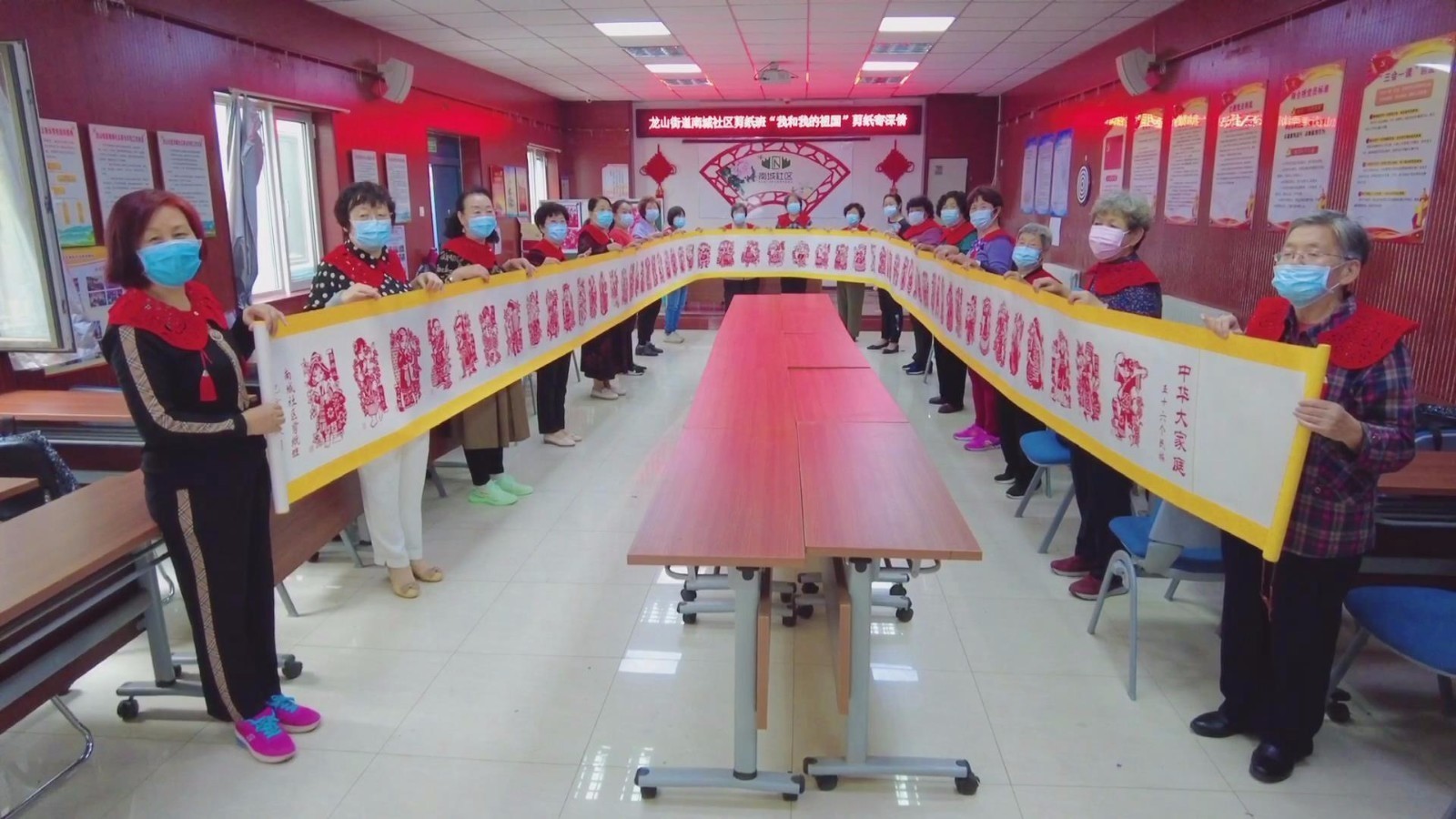 喜迎国庆 怀柔居民18米长剪纸巨作祝福祖国 喜迎国庆 怀柔居民18米长剪纸巨作祝福祖国