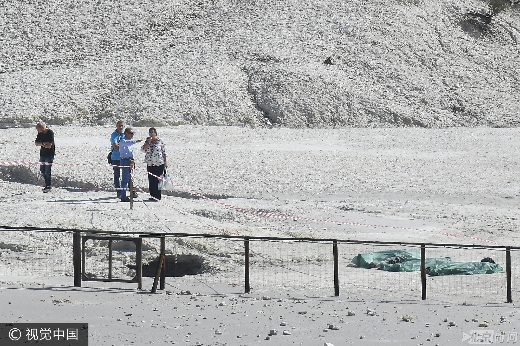 警方表示，目前还为清楚3人是死于高温还是吸入毒气，详细死因要等验尸程序结束才能清楚。当地近日曾有暴雨，不知是否因为大量水份渗入土地，导致现场洞口增加。