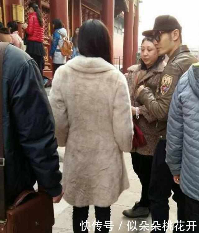 黄晓明带杨颖游故宫,杨颖黑皮肤一个颜色!真是