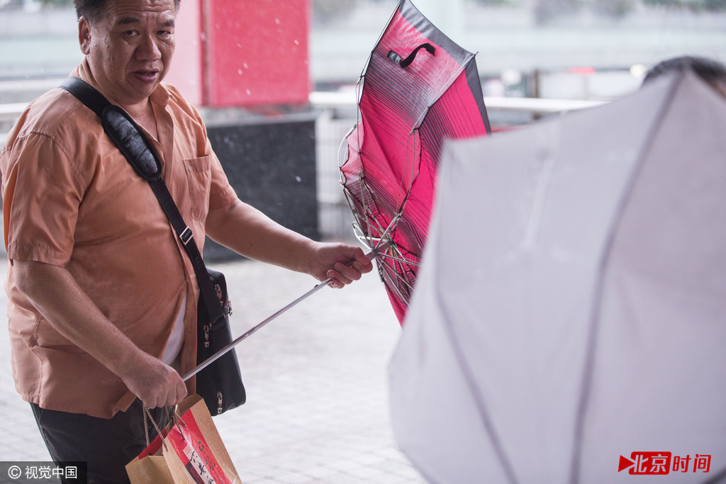 据深圳天气官方微博消息，由于降雨明显减弱，深圳市气象台于2016年10月21日18时30分在全市取消暴雨黄色预警，市民仍需注意远离河道和危险边坡等。图为市民雨伞被大风吹翻。