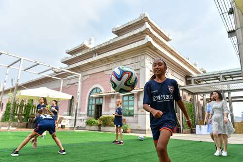 铿锵玫瑰再聚首!张鸥影率美足球队中国行