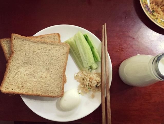 午餐:米饭半碗 西兰花 芹菜香干 晚餐:紫薯 拌生菜 一个苹果 早餐:一