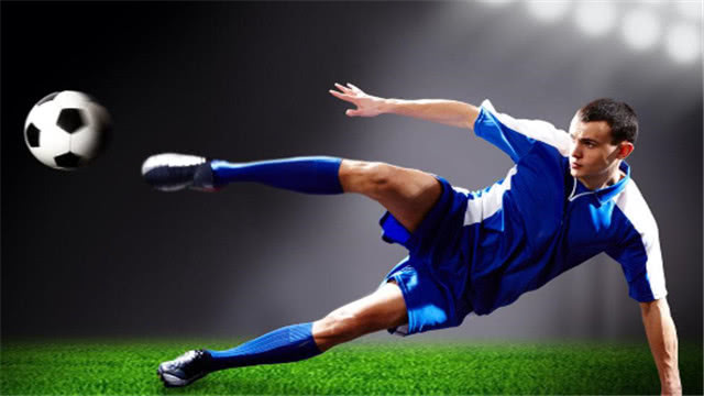 在足球比赛时,裁判拿出绿牌,到底会发生什么事