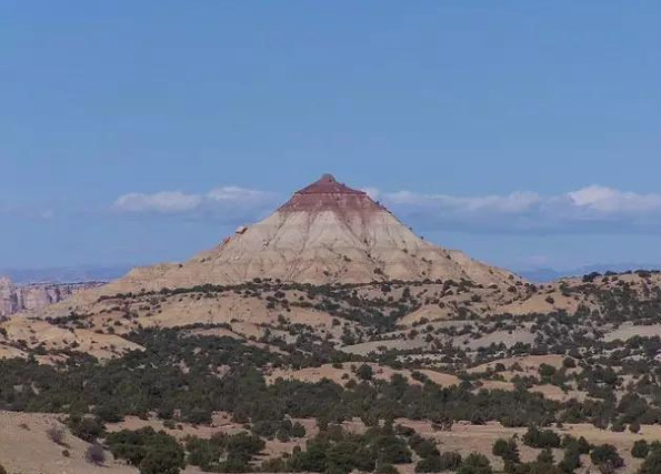 4.美国犹他州哈里肯谷（Hurricane Valley）的莫利乳头（Mollie’s Nipple） 美国犹他州哈里肯谷的莫利乳头是一个高达396公尺的玄武岩山丘。这个周围陡峭但上方小而平坦的山丘看起来就像女性胸部，它也因而得名。