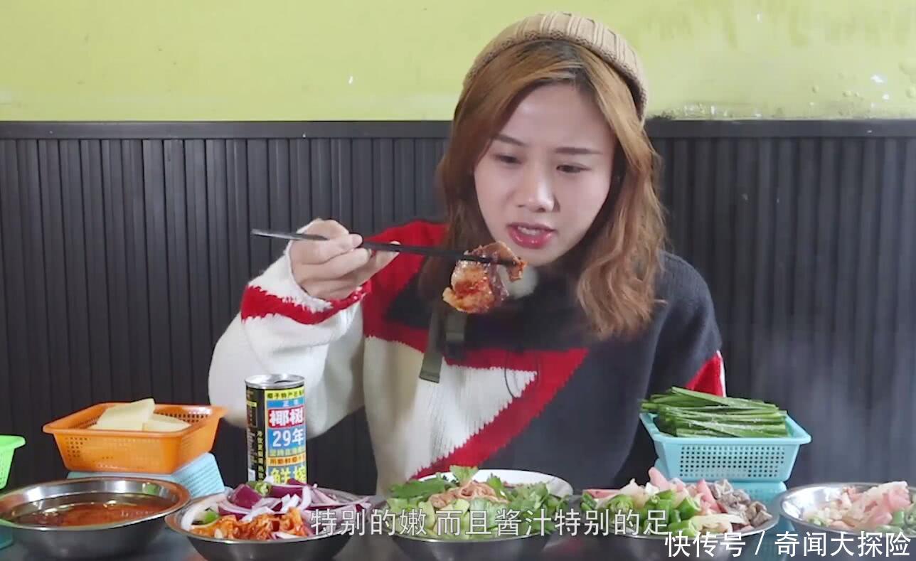 大胃王密子君吃烧烤,冒着大火也要吃,你见过这