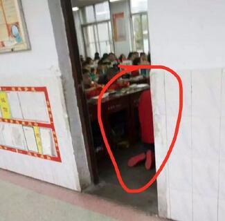 枣庄一初中生被老师罚跪?校方:是学生主动行为