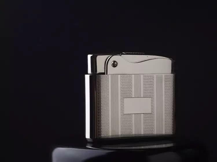 他收藏整屋的古董打火机,这可能是世界最贵的