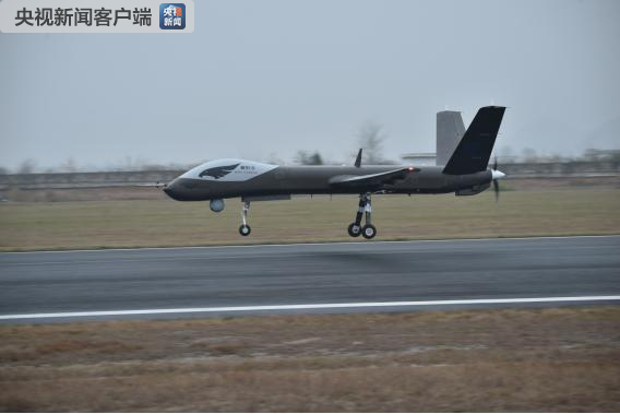 中国首款全复合材料多用途无人机翼龙i-d首飞成功