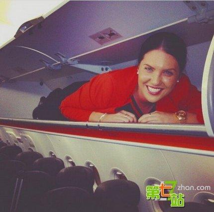 国外空姐已玩疯!被塞进行李架