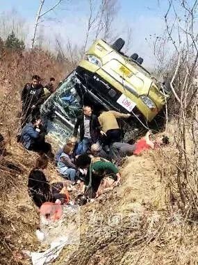 紧急突发!哈尔滨阿城601路公交车侧翻13人受