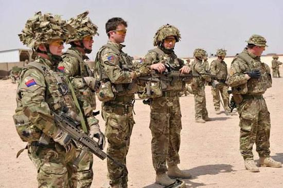 英军在阿富汗刺刀冲锋图片