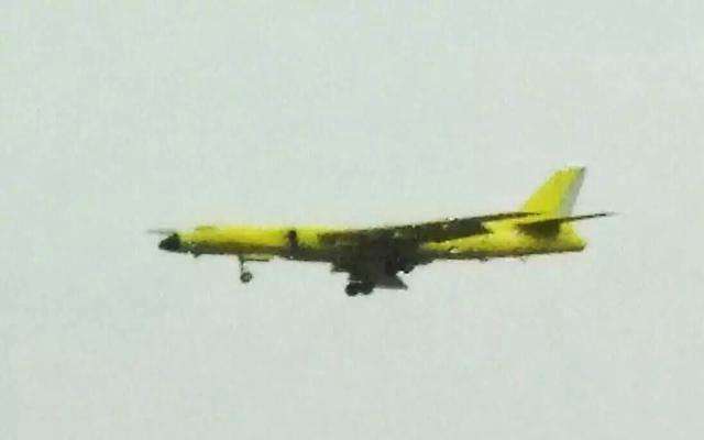 近日，一张拍摄于11月7日的卫星照片在网上被公开。在这张照片中，一架尚未进行涂装，只喷有黄色防锈底漆的轰-6型轰炸机从机库中被推出，从这架轰炸机机头隐约可见的受油管可以看出，该机是目前中国最新的轰6N型轰炸机。此前曾有国内权威军事杂志提出由伊尔78搭配最新型轰6N突袭美国阿拉斯加反导基地的设想，尽管可行性有待商榷，但具备空中受油能力的轰6N对中国空军的重要意义却不言而喻。