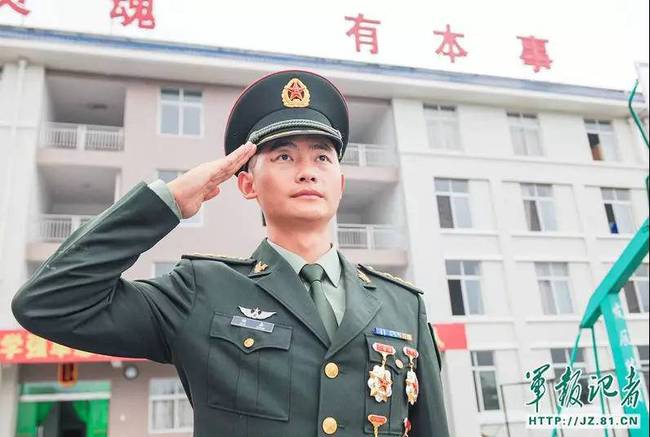 解放军出现山地步兵营:这名优秀连长直接晋升