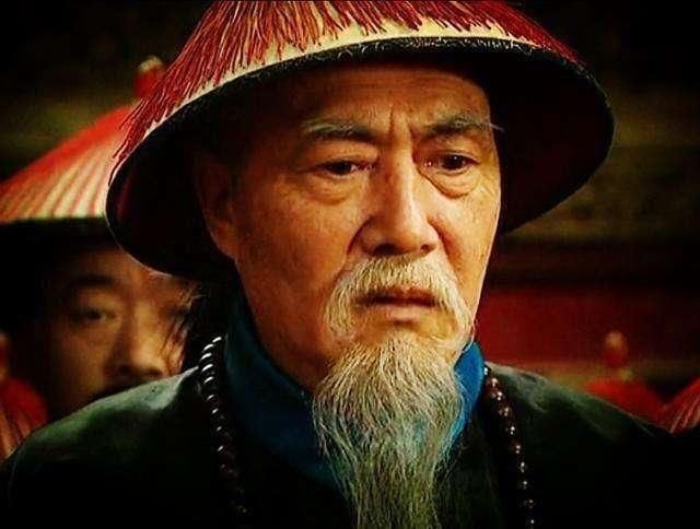 雍正帝经过多年的考察,认为张廷玉和鄂尔泰两人可以委以重用,张廷玉是